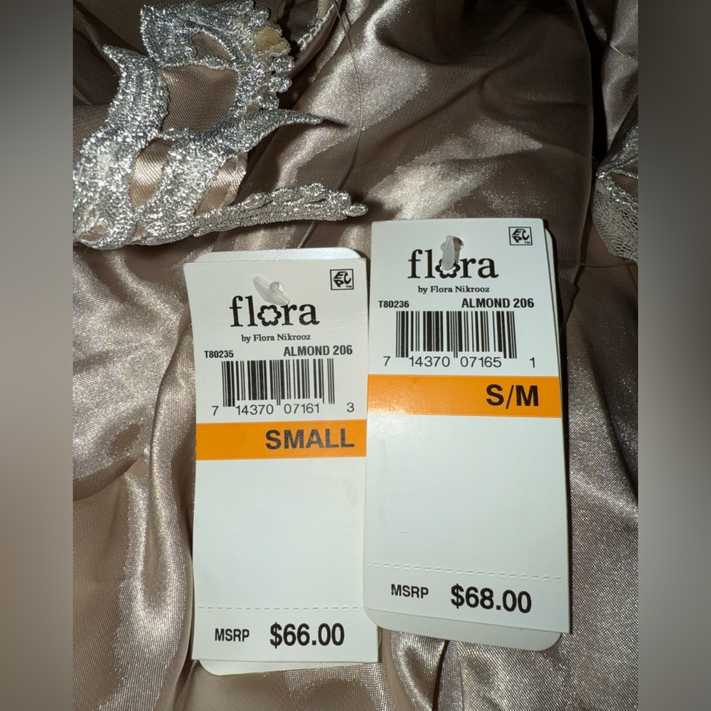 A two-piece set from Flora, consisting of a nightgown and robe. - Picture 11 of 11